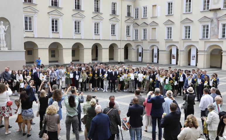 Vilnius pasveikino du ir daugiau 100-tukų surinkusius abiturientus